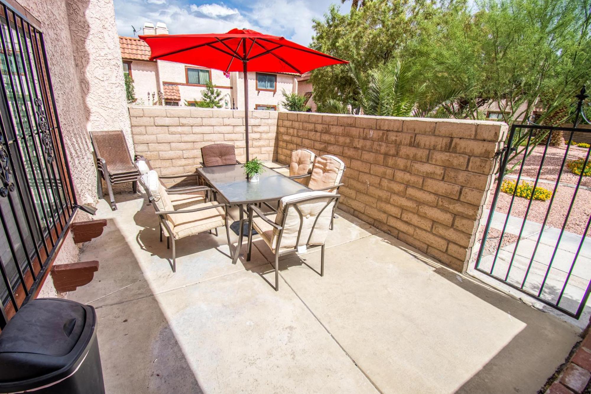 Spacious 2-Bedroom Townhouse With Pool & Private Patio In Central Las Vegas Exteriér fotografie